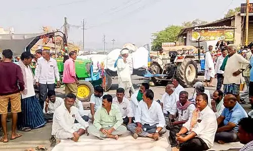 स्टाफ़ ने उड़द नहीं खरीदी: किसान नाराज़, सड़क जाम कर विरोध किया