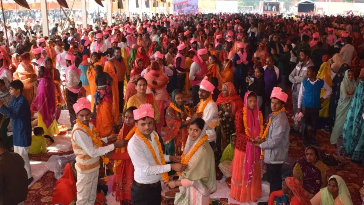 Bareilly: बड़े आयोजन में 326 जोड़े हुए विवाह बंधन में बंधे