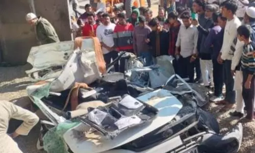 Uttar Pradesh में कार पर डंपर पलटने से एक ही परिवार के 7 लोगों की मौत Uttar Pradesh में कार पर डंपर पलटने से एक ही परिवार के 7 लोगों की मौत
