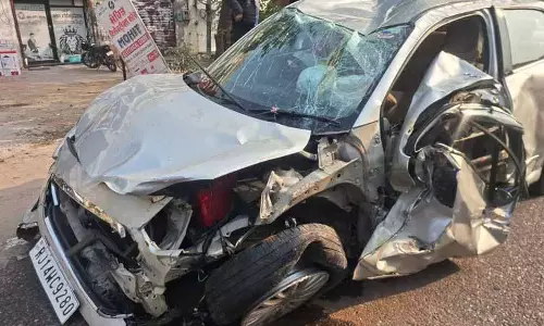 Goraya में टायर फटने से स्विफ्ट डिजायर कार फ्लाईओवर से नीचे गिर गई Goraya में टायर फटने से स्विफ्ट डिजायर कार फ्लाईओवर से नीचे गिर गई