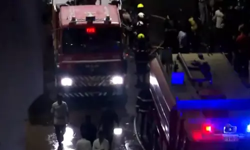 Kurla West के किस्मत नगर इलाके में गोदाम के अंदर भीषण आग लग गई Kurla West के किस्मत नगर इलाके में गोदाम के अंदर भीषण आग लग गई