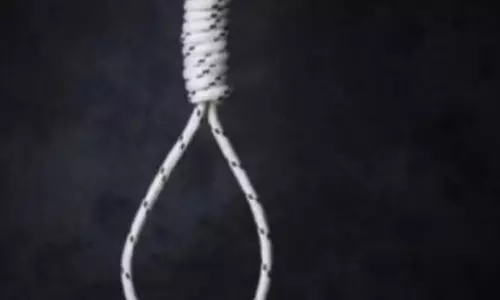 Gujarat: महिला ने अपनी 8 महीने की बेटी को डुबोया, बाद में खुद भी फांसी लगा ली Gujarat: महिला ने अपनी 8 महीने की बेटी को डुबोया, बाद में खुद भी फांसी लगा ली