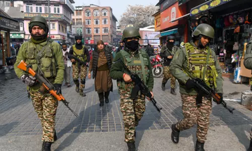 जम्मू-कश्मीर पुलिस और CRPF ने श्रीनगर के लाल चौक में तलाशी ली