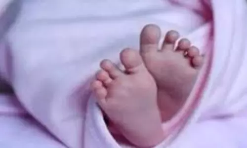 Mirzapur: मीरजापुर में CHC शौचालय से मिली बच्ची Mirzapur: मीरजापुर में CHC शौचालय से मिली बच्ची