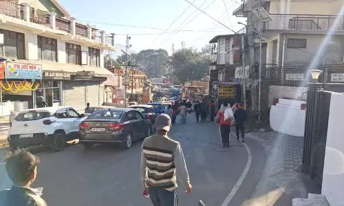 Palampur की संकरी सड़कें पैदल चलने वालों के लिए मौत का जाल बन गई हैं Palampur की संकरी सड़कें पैदल चलने वालों के लिए मौत का जाल बन गई हैं