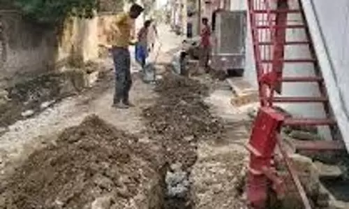 Mahoba: ठेकेदार की गलती से पाइप लाइन लोगों के लिए खतरा Mahoba: ठेकेदार की गलती से पाइप लाइन लोगों के लिए खतरा