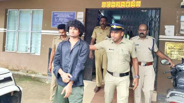 Kerala: पुलिस ने KAAPA केस के आरोपी पर गोली चलाई; तिरुवनंतपुरम में नाटकीय दृश्य Kerala: पुलिस ने KAAPA केस के आरोपी पर गोली चलाई; तिरुवनंतपुरम में नाटकीय दृश्य