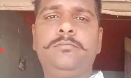 पिता सैर करने निकले थे, तभी देखा सड़क पर हुई बेटे की मौत पिता सैर करने निकले थे, तभी देखा सड़क पर हुई बेटे की मौत