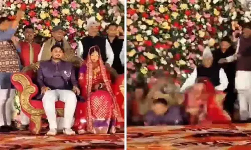 Ballia में शादी में स्टेज गिरा, BJP नेताओं ने जोड़े को आशीर्वाद दिया Ballia में शादी में स्टेज गिरा, BJP नेताओं ने जोड़े को आशीर्वाद दिया