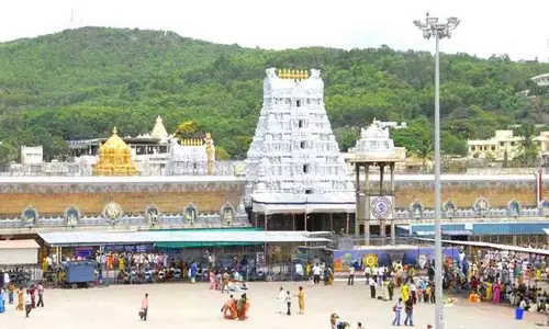 Tirumala में डिब्बे भरे हुए हैं.. सर्व दर्शन के लिए 15 घंटे