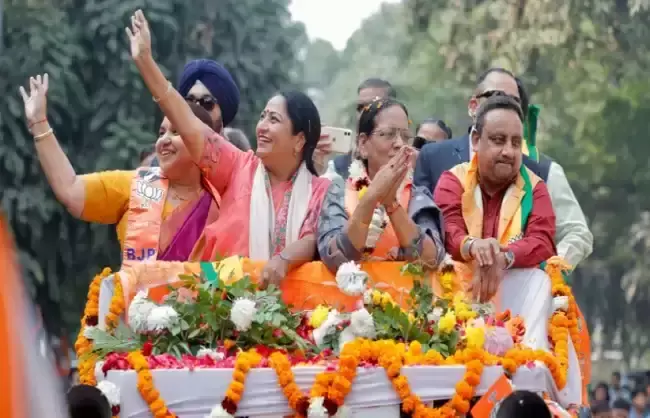 New Delhi: रेखा गुप्ता के रोड शो में शालीमार बाग और अशोक विहार में उमड़ा जनसैलाब