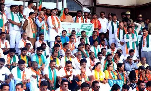 BJP ने मक्का खरीद केंद्र खोलने पर जोर दिया: सरकार के खिलाफ प्रदर्शन BJP ने मक्का खरीद केंद्र खोलने पर जोर दिया: सरकार के खिलाफ प्रदर्शन