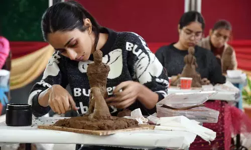 रंग और मिट्टी ने Vet University के यूथ फेस्ट के दूसरे दिन को और भी मज़ेदार बना दिया रंग और मिट्टी ने Vet University के यूथ फेस्ट के दूसरे दिन को और भी मज़ेदार बना दिया