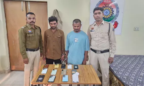 रायपुर : क्लीनिक ड्यूटी से लौट रही युवती की मोबाइल लूटे, 2 अरेस्ट रायपुर : क्लीनिक ड्यूटी से लौट रही युवती की मोबाइल लूटे, 2 अरेस्ट