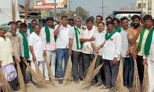Karnataka : मक्का खरीद केंद्र खोलने की मांग को लेकर किसान संगठनों ने दिन-रात किया प्रदर्शन Karnataka : मक्का खरीद केंद्र खोलने की मांग को लेकर किसान संगठनों ने दिन-रात किया प्रदर्शन