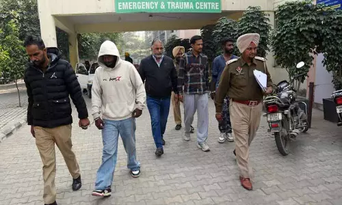 Jalandhar: एनकाउंटर में घायल 2 संदिग्धों को आगे की जांच के लिए अस्पताल से पुलिस स्टेशन ले जाया गया