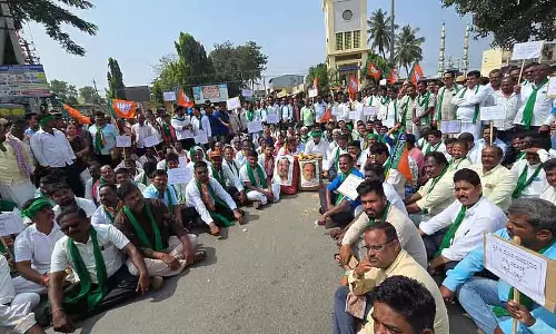 कुर्सी की लड़ाई छोड़ो और किसानों की समस्याओं पर ध्यान दो: BJP का विरोध प्रदर्शन कुर्सी की लड़ाई छोड़ो और किसानों की समस्याओं पर ध्यान दो: BJP का विरोध प्रदर्शन