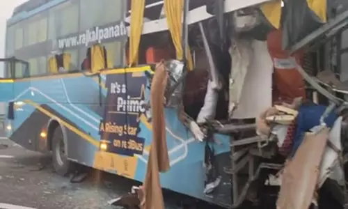 यात्रियों से भरी बस अज्ञात वाहन से टकराई, दो की मौत; 12 घायल