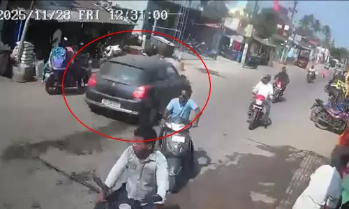 CCTV में कैद हुआ दिल दहला देने वाला मंजर, बेकाबू कार ने कई लोगों को टक्कर मारी