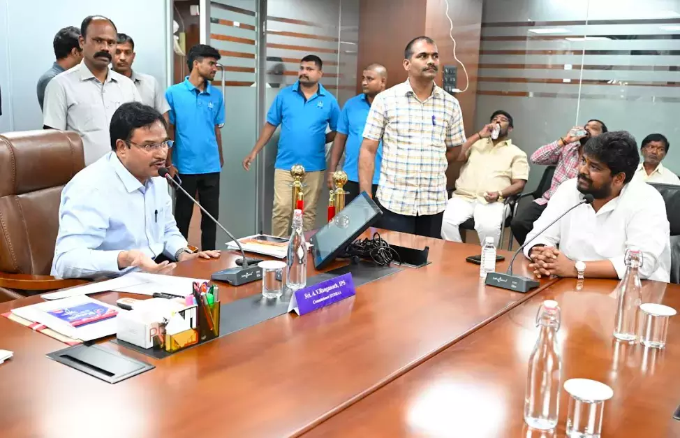 Telangana : HYDRAA चीफ ने MLA की मौजूदगी में कागजों की जांच की Telangana : HYDRAA चीफ ने MLA की मौजूदगी में कागजों की जांच की