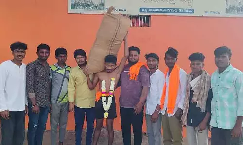 Gangavathi : एक युवक 115 kg मक्का का बोरा लेकर अंजनाद्री पहाड़ी पर चढ़ गया Gangavathi : एक युवक 115 kg मक्का का बोरा लेकर अंजनाद्री पहाड़ी पर चढ़ गया