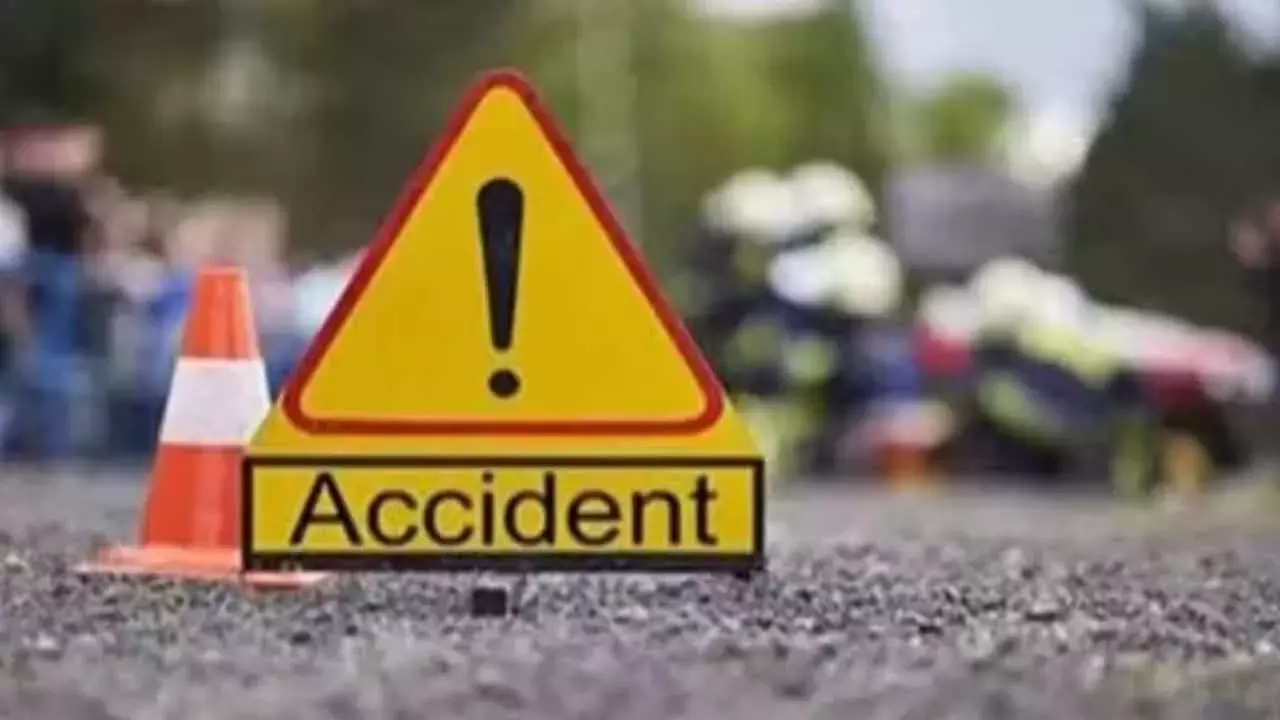Andhra: विकाराबाद में बस ने कार को टक्कर मारी, किसी के हताहत होने की खबर नहीं