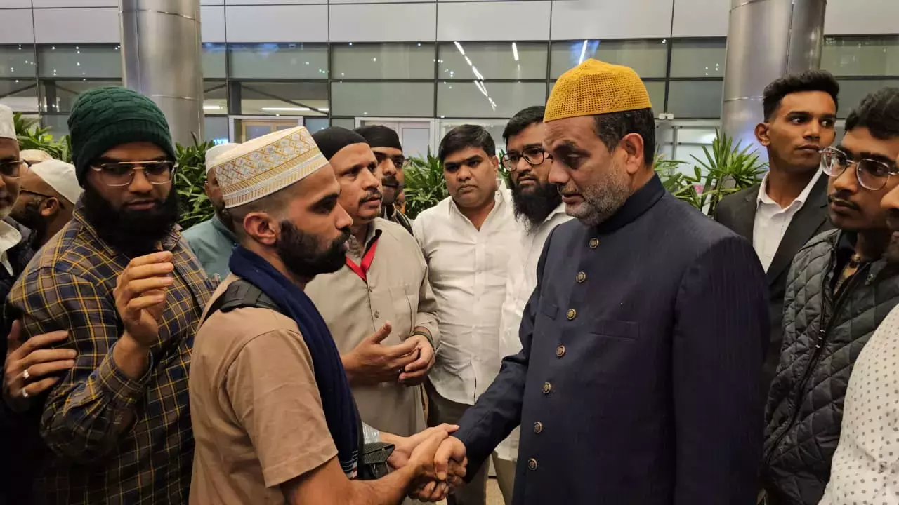 Telangana : सऊदी बस हादसे के पीड़ितों के ज़्यादातर परिवार के सदस्य वापस लौटे Telangana : सऊदी बस हादसे के पीड़ितों के ज़्यादातर परिवार के सदस्य वापस लौटे