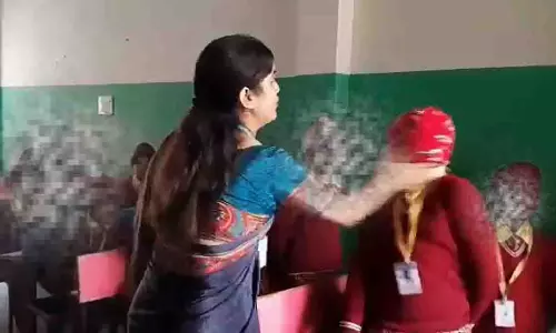टीचर की शारीरिक सजा कैमरे में कैद, UP में विरोध टीचर की शारीरिक सजा कैमरे में कैद, UP में विरोध