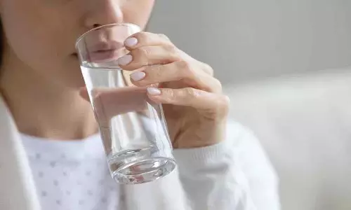 क्या आप हर दिन बहुत ज़्यादा पानी पी रहे हैं? लेकिन क्या आप जानते हैं कि इससे क्या होता है?