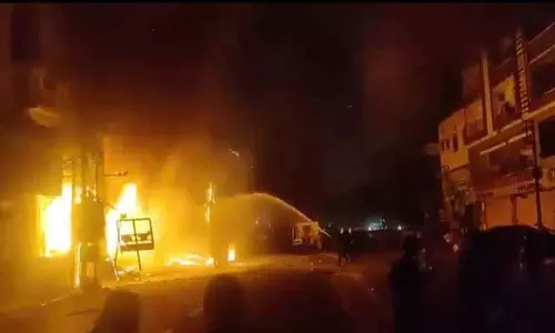Hyderabad के लोगों ने शाहलिबंडा इलेक्ट्रॉनिक्स स्टोर में आग लगने के बाद सख्त फायर सेफ्टी की मांग की Hyderabad के लोगों ने शाहलिबंडा इलेक्ट्रॉनिक्स स्टोर में आग लगने के बाद सख्त फायर सेफ्टी की मांग की