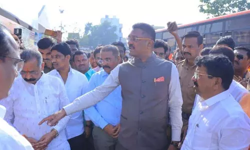 Solapur बस स्टैंड पर सफाई को लेकर डिपो मैनेजर सस्पेंड Solapur बस स्टैंड पर सफाई को लेकर डिपो मैनेजर सस्पेंड