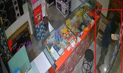 गृहमंत्री की सुरक्षा के बीच Raipur में सेंधमारी, मोबाइल दुकान से 12–15 लाख की चोरी