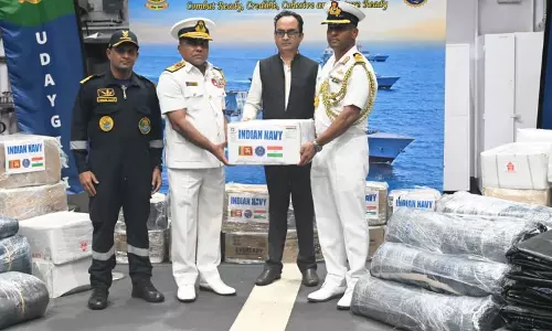 ऑपरेशन सागर बंधु: INS विक्रांत, INS उदयगिरि ने चक्रवात दितवाह के बीच श्रीलंका को राहत सामग्री सौंपी