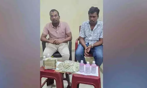 तेलंगाना: ACB ने कमिश्नर और ड्राइवर को रंगे हाथ पकड़ा तेलंगाना: ACB ने कमिश्नर और ड्राइवर को रंगे हाथ पकड़ा