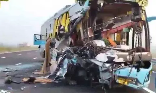Sleeper bus की दूसरी गाड़ी से टक्कर.. दो यात्रियों की मौत, 12 घायल Sleeper bus की दूसरी गाड़ी से टक्कर.. दो यात्रियों की मौत, 12 घायल