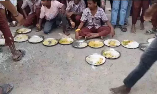 कीड़ा चावल कैसे खाएं.. छात्रों ने सड़क पर बैठकर विरोध प्रदर्शन किया कीड़ा चावल कैसे खाएं.. छात्रों ने सड़क पर बैठकर विरोध प्रदर्शन किया