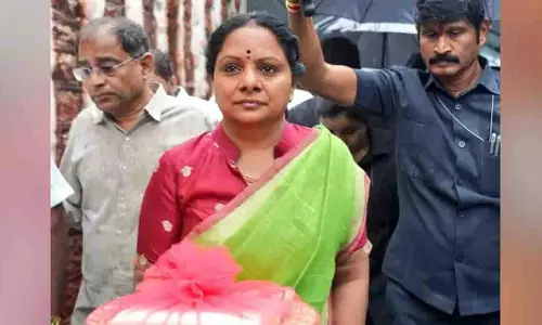 Kavitha ने कामारेड्डी में रेलवे ट्रैक पर विरोध प्रदर्शन किया Kavitha ने कामारेड्डी में रेलवे ट्रैक पर विरोध प्रदर्शन किया
