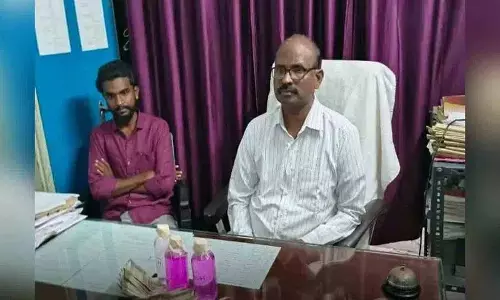 ACB ने तहसीलदार को रिश्वत लेते पकड़ा ACB ने तहसीलदार को रिश्वत लेते पकड़ा