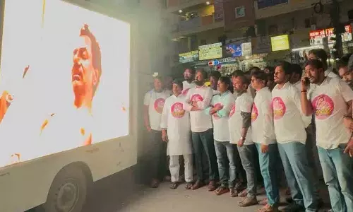 LED Screen पर आंदोलन की घटनाएं दिखाई गईं, लोगों ने दीक्षा दिवस की यादें ताजा कीं