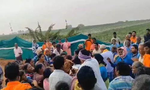 Mulugu जिले में रेत खदान संचालकों ने किसानों पर हमला किया Mulugu जिले में रेत खदान संचालकों ने किसानों पर हमला किया