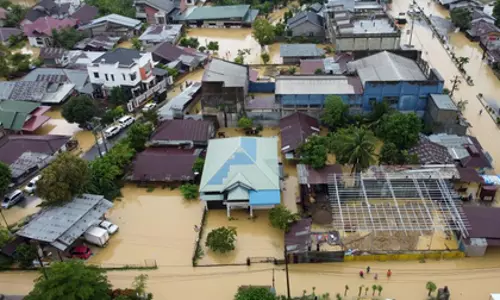 Indonesia में अचानक आई बाढ़ और भूस्खलन से 174 लोगों की मौत, 79 लापता Indonesia में अचानक आई बाढ़ और भूस्खलन से 174 लोगों की मौत, 79 लापता
