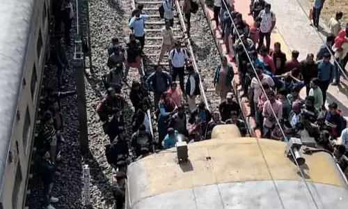 ट्रेन के बार-बार लेट होने से नाराज़ यात्रियों ने Digha जाने वाली रेलवे लाइन जाम कर दी ट्रेन के बार-बार लेट होने से नाराज़ यात्रियों ने Digha जाने वाली रेलवे लाइन जाम कर दी