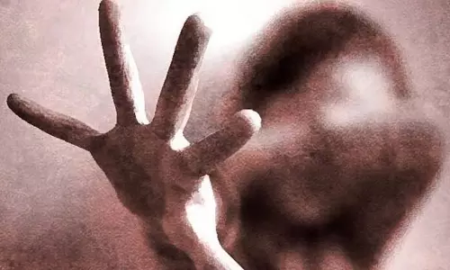 ज़मीन की रिपोर्ट पर हाथ से लिखावट! RI को कोर्ट में फटकार ज़मीन की रिपोर्ट पर हाथ से लिखावट! RI को कोर्ट में फटकार