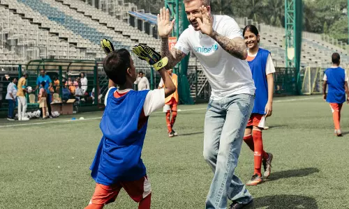 भारत में बच्चों से मिले UNICEF सद्भावना राजदूत सर डेविड बेकहम, समानता और अवसर बढ़ाने की बात कही
