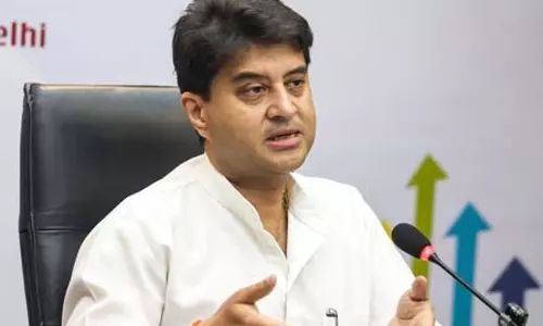 केंद्रीय मंत्री ज्योतिरादित्य सिंधिया ने खाद वितरण केंद्र का किया औचक निरीक्षण