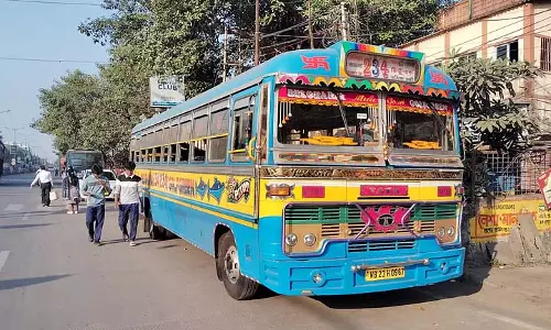 school जाते समय बस के पहियों के नीचे कुचला गया छात्र
