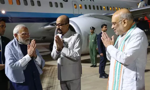 रायपुर में PM मोदी का अमित शाह और राज्यपाल रमेन डेका ने किया भव्य स्वागत रायपुर में PM मोदी का अमित शाह और राज्यपाल रमेन डेका ने किया भव्य स्वागत