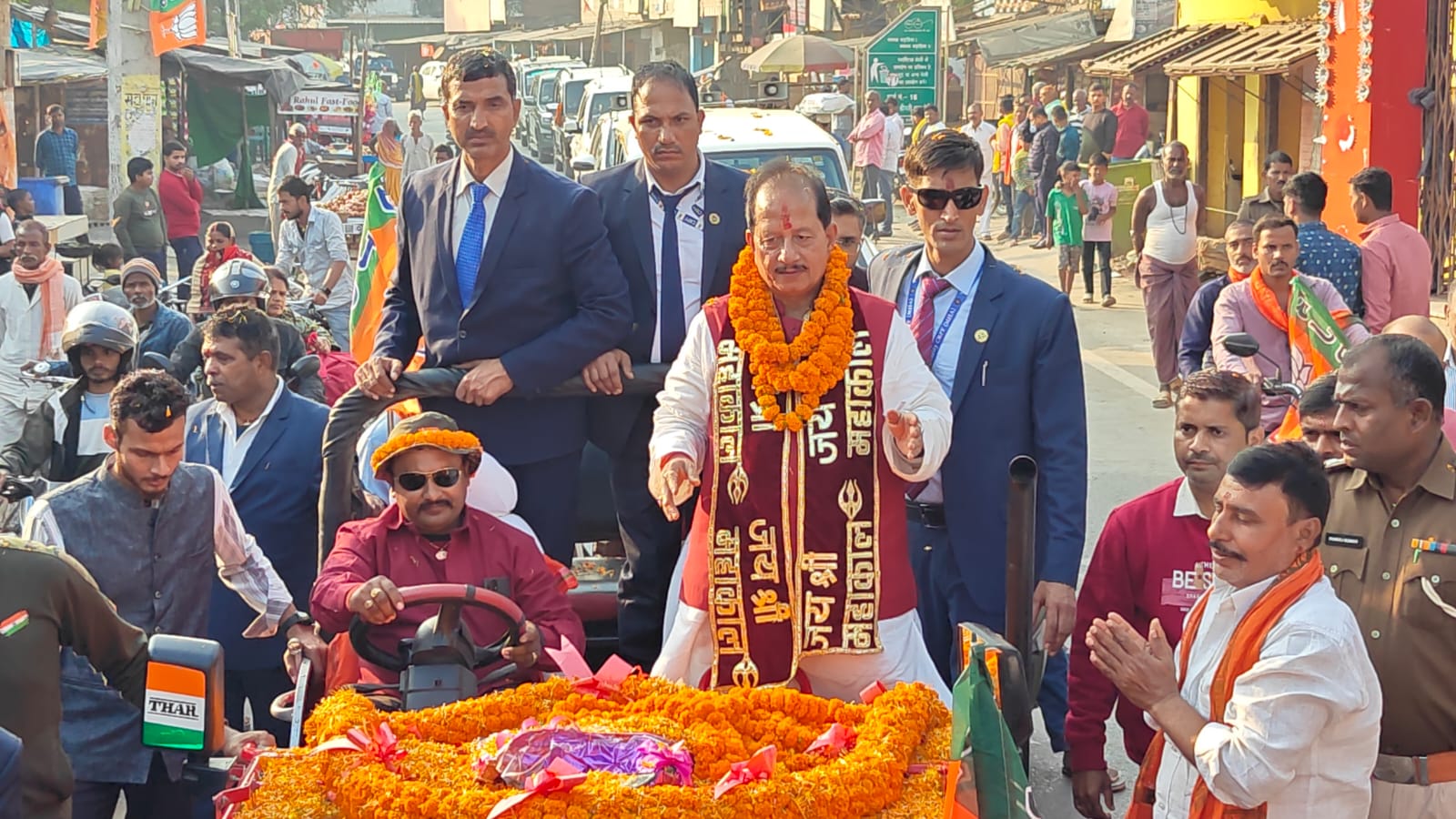 लखीसराय में डिप्टी सीएम विजय कुमार सिन्हा का रोड शो, समर्थकों ने JCB से बरसाए फूल
