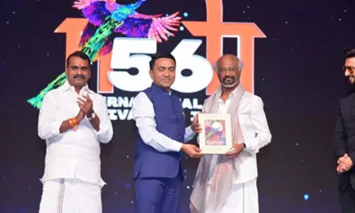 रणवीर सिंह ने IFFI 2025 में रजनीकांत से लिया आशीर्वाद