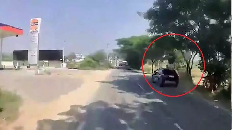 कार को रॉन्ग साइड में तेज दौड़ाई, पति-पत्नी को रौंदा कार को रॉन्ग साइड में तेज दौड़ाई, पति-पत्नी को रौंदा